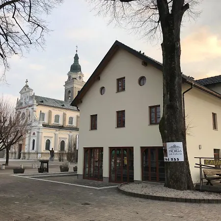 Nočitev z zajtrkom Sobe